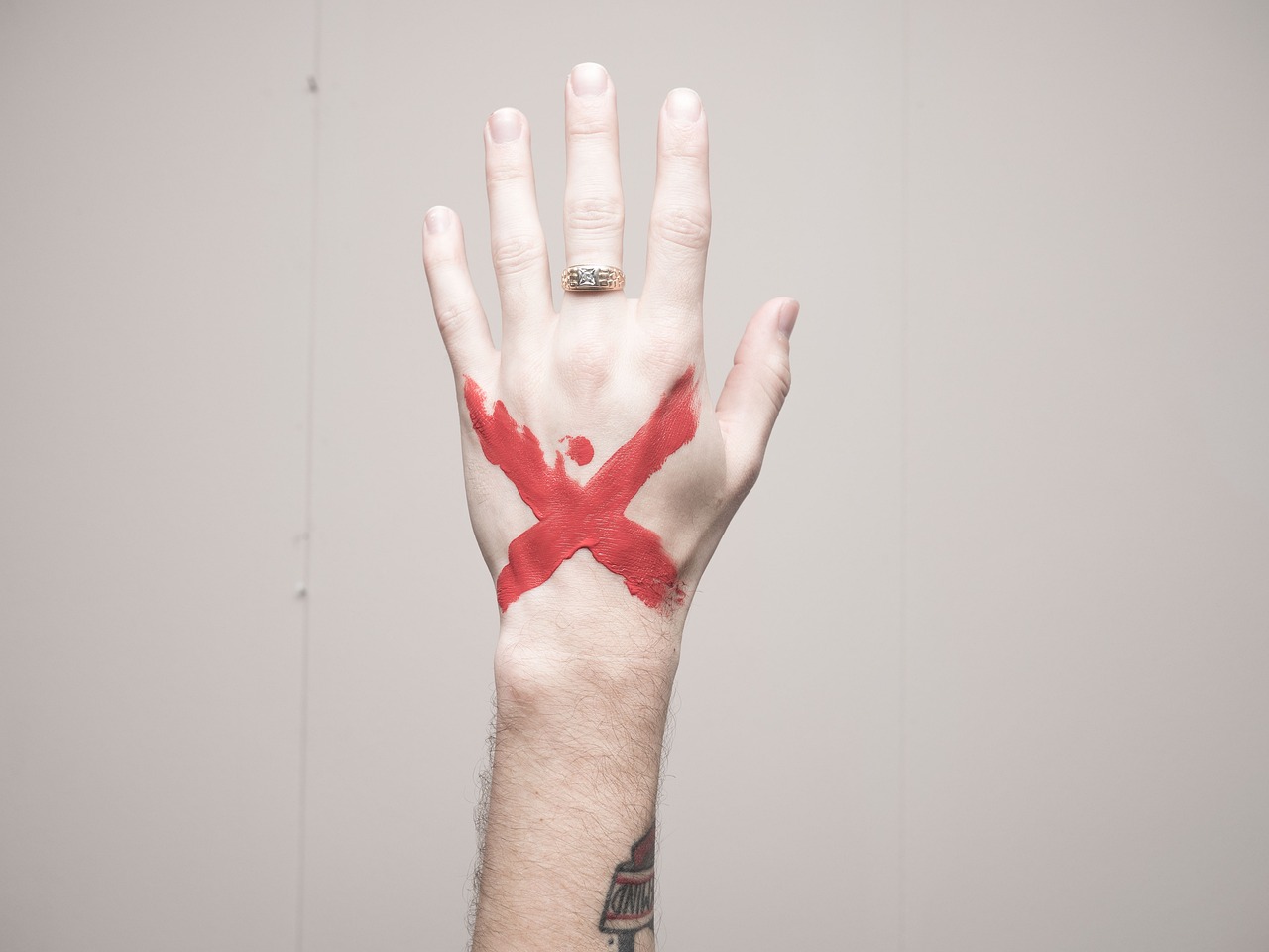 Significado de tatuagem de cruz no rosto: simbolismo e tendências