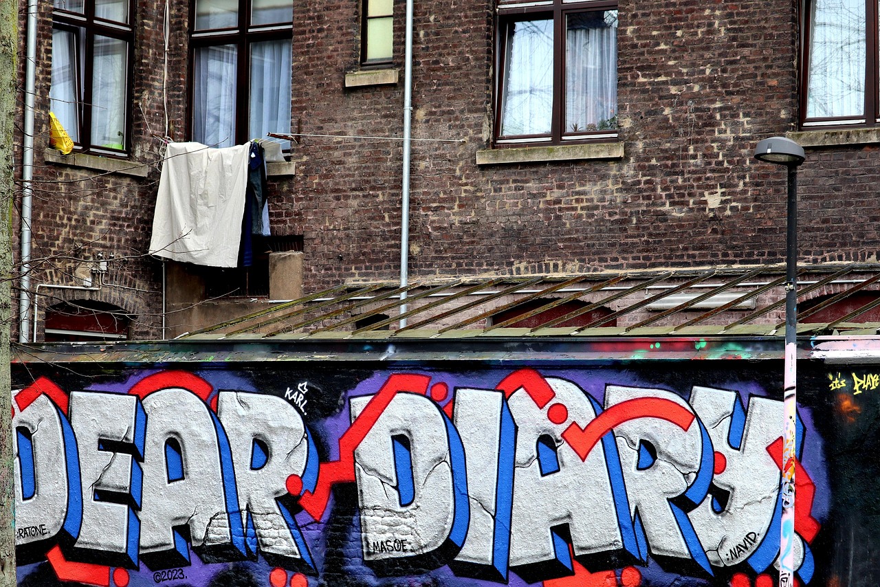 Sonhar com alguém pintando parede simboliza renovação e novos começos