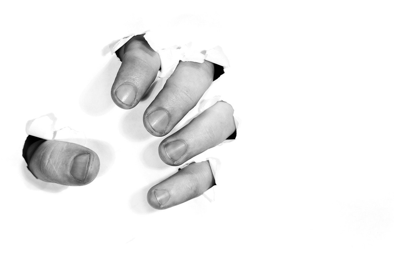 Sonhar com dedo quebrado alerta para limitações e dificuldades passageiras