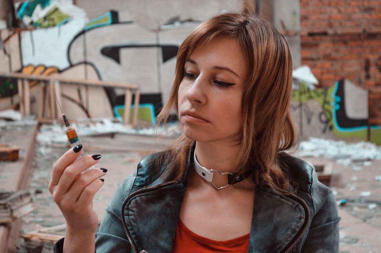 Sonhar com drogas e traficantes alerta para más influências e riscos ocultos