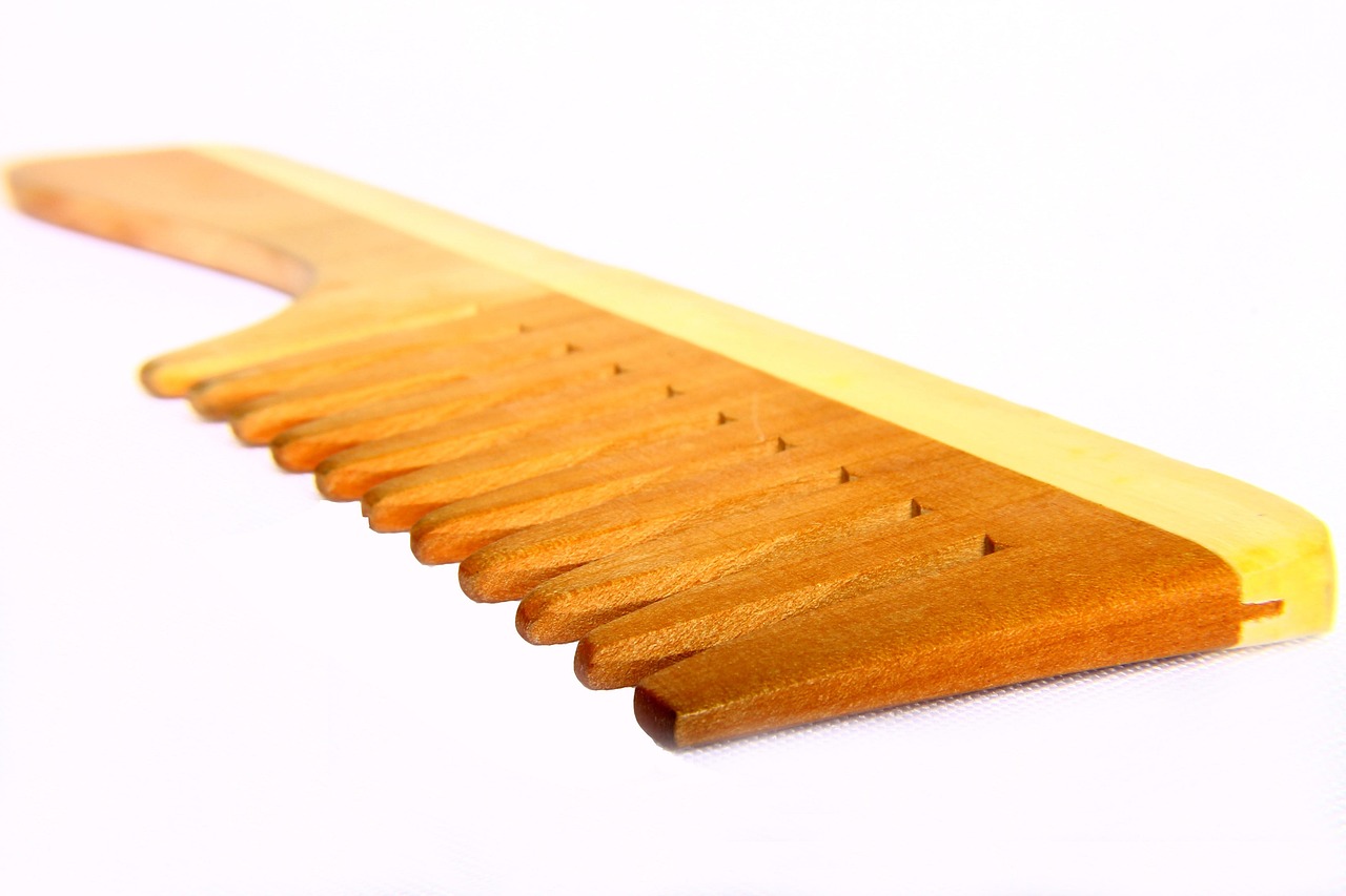 Sonhar com pentes representa vaidade e desejo de renovação