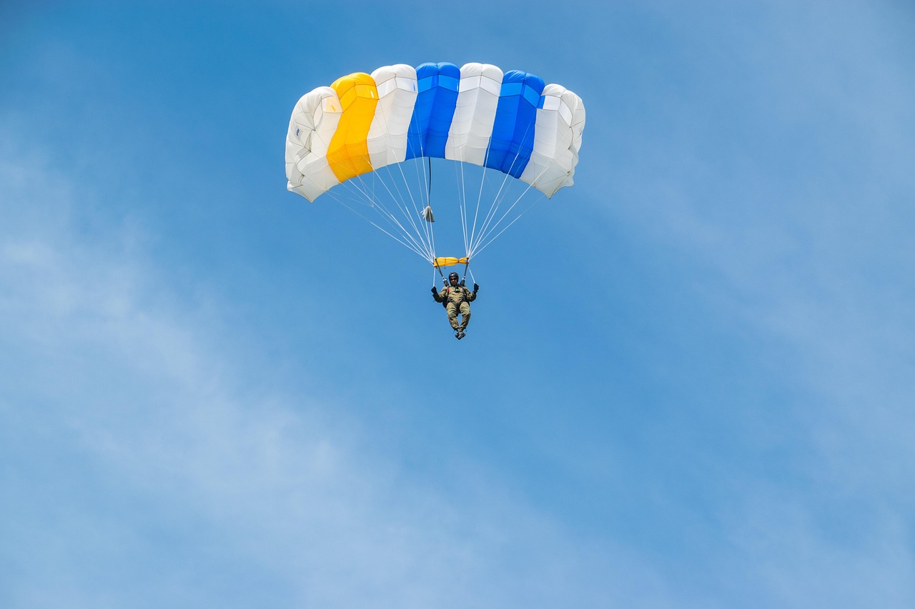 Sonhar com salto de paraquedas representa coragem e libertação pessoal