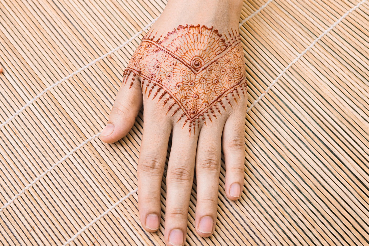 Tatuagem no quadril feminina: ideias e inspirações para 2025