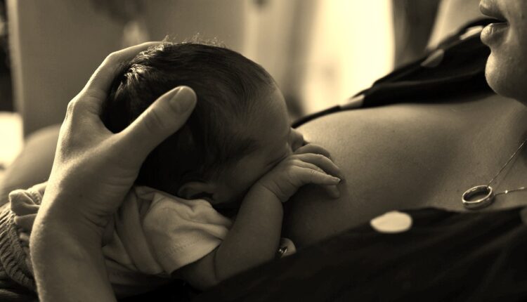 Sonhar amamentando um bebê indica generosidade e novos começos