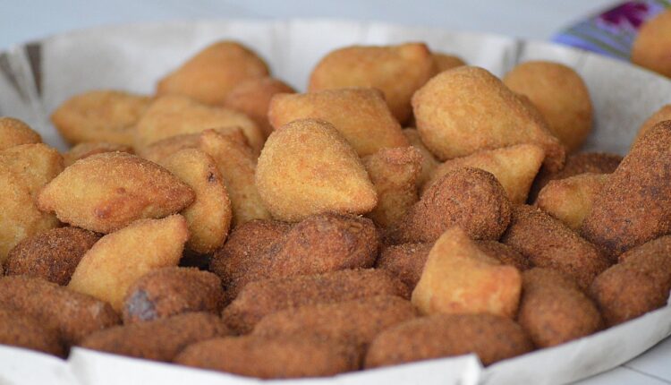 Sonhar com coxinha pode indicar prazer e recompensas inesperadas