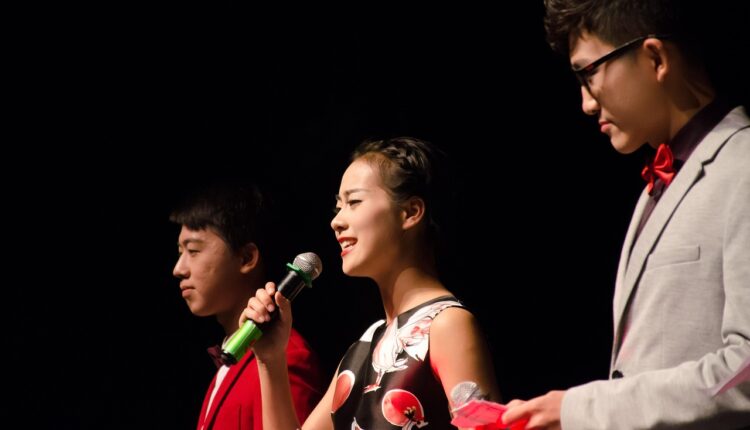 Sonhar com apresentador de televisão indica desejo de destaque e reconhecimento