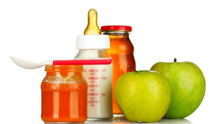 Sonhar com bebê mamadeira simboliza dependência e cuidado emocional