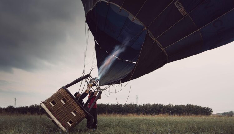 Sonhar com bexigas coloridas representa leveza e alegria em momentos simples