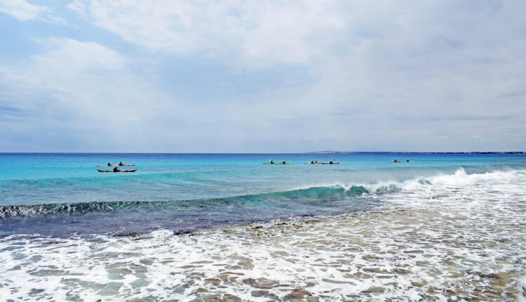 Sonhar com canoa alagando simboliza instabilidade emocional e insegurança