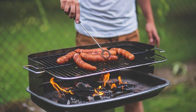 Sonhar com churrasqueira indica convivência, prazer e momentos felizes
