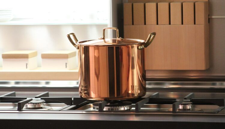 Sonhar com cobre indica proteção e energia vital em transformação