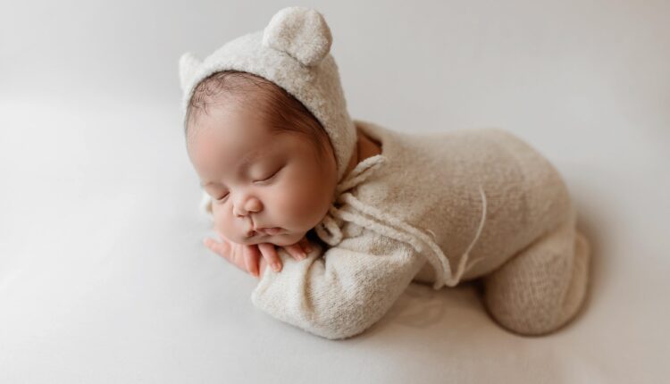 Sonhar com criança dormindo revela harmonia e proteção espiritual