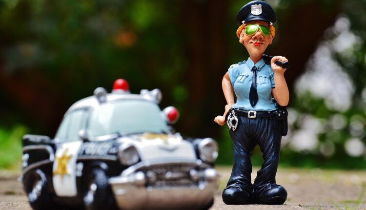 Sonhar com delegada simboliza autoridade, justiça e poder de decisão