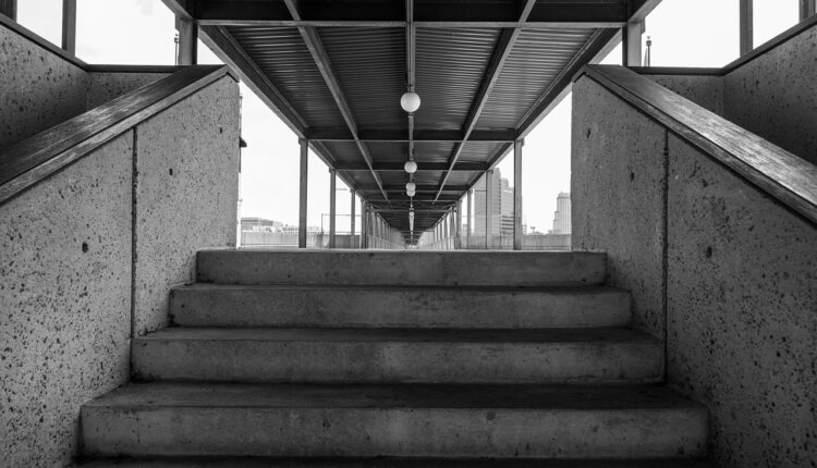 Sonhar com lodo revela confusão emocional e necessidade de limpeza interior