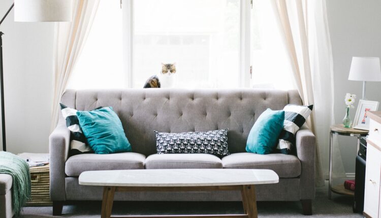 Sonhar com mudanças de móveis simboliza reestruturação e novos ciclos