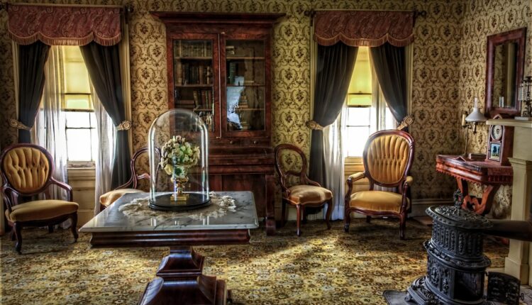 Sonhar com móveis velhos representa desapego e renovação pessoal