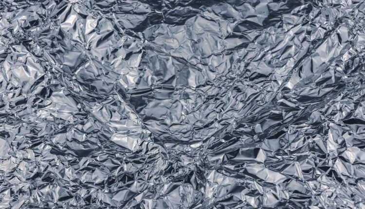 Sonhar com panelas de alumínio brilhando simboliza prosperidade e preparo
