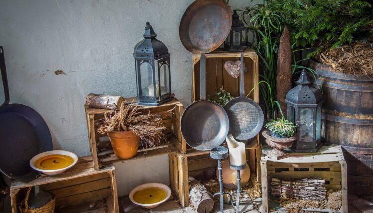 Sonhar com panelas de alumínio simboliza preparo e organização doméstica