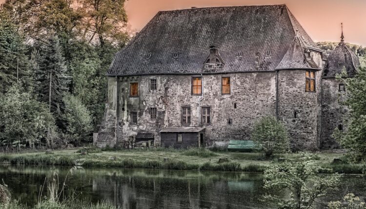 Sonhar com pedras de construção indica base sólida e planejamento de futuro