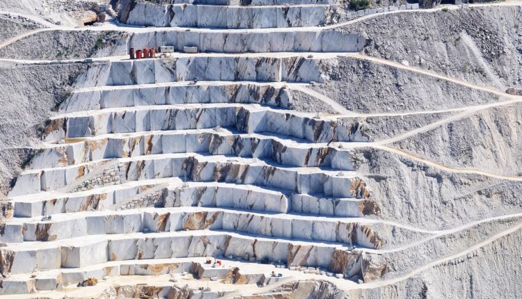 Sonhar com pedreiras representa esforço e construção de novos caminhos