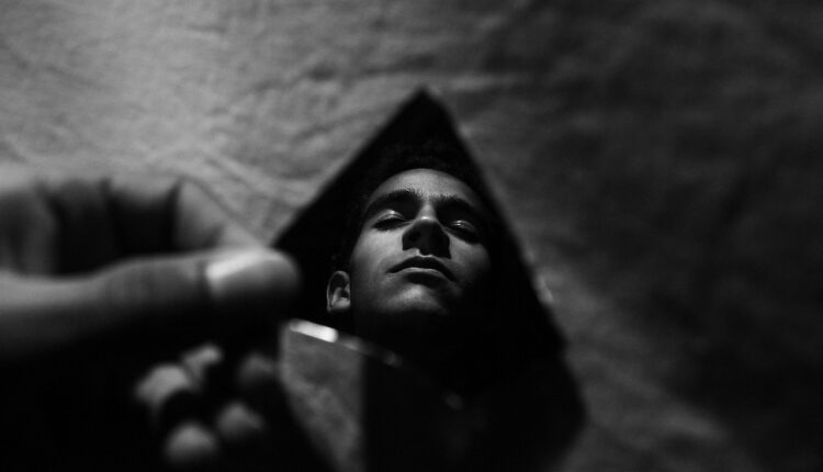 Sonhar com rejeição amorosa reflete insegurança e necessidade de autoconfiança