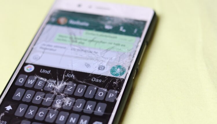 Sonhar com tela de celular quebrada simboliza falhas na comunicação