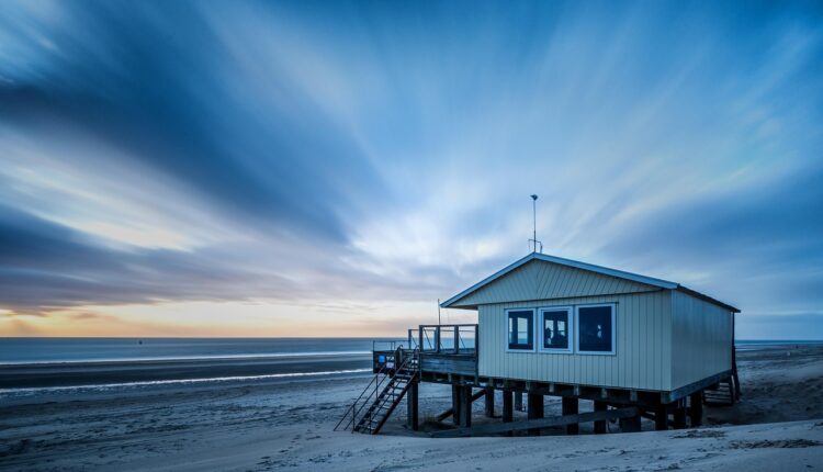 Sonhar com casa rachando alerta para instabilidade e mudanças necessárias