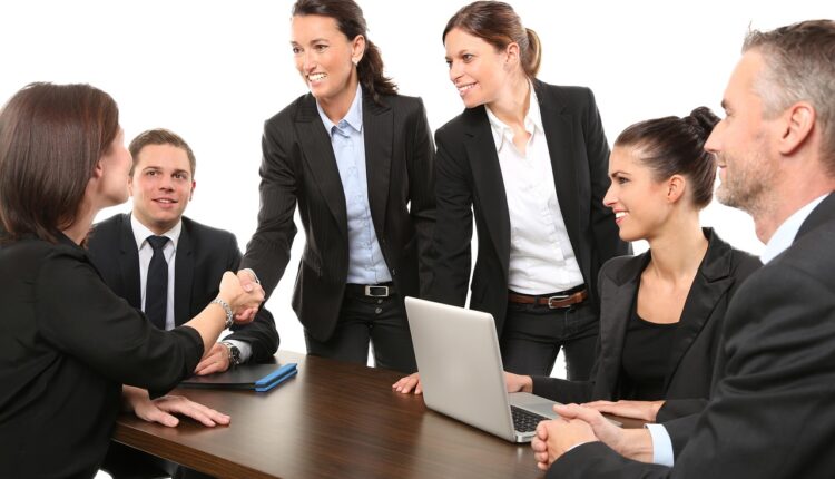 Sonhar com genro simboliza confiança e harmonia nas relações familiares