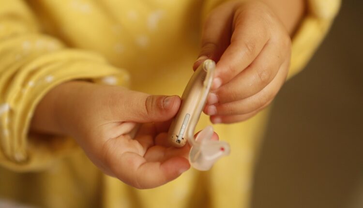 Sonhar com orelha suja representa fofocas e necessidade de escutar com atenção