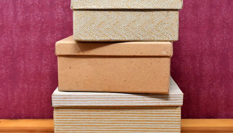 Sonhar com papelão representa simplicidade e improviso na vida