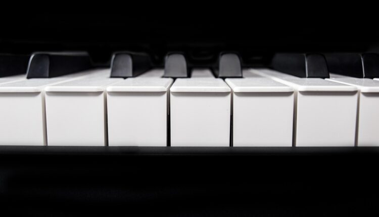 Sonhar com piano representa harmonia e expressão de sentimentos