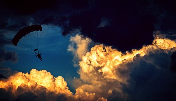 Sonhar com saltar de paraquedas representa coragem e liberdade emocional