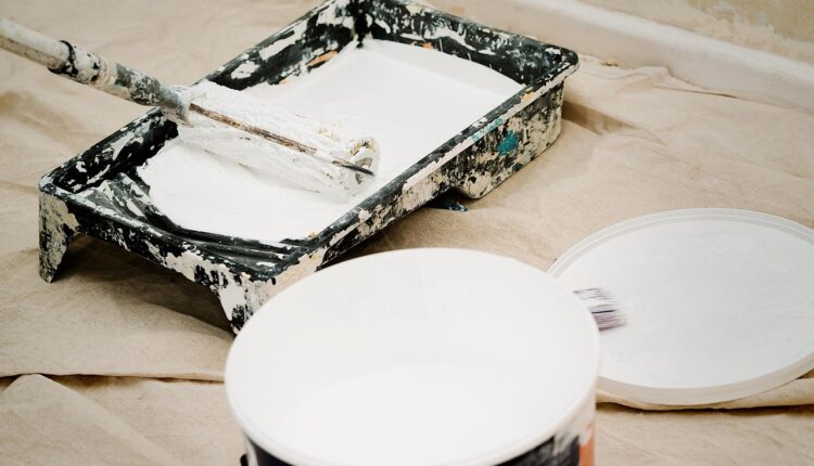 Sonhar com tinta branca representa pureza, renovação e clareza espiritual