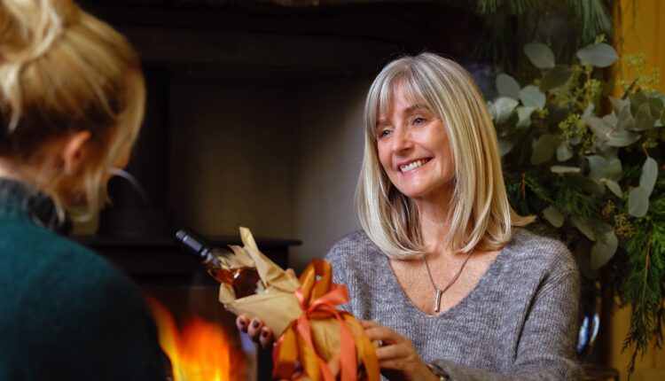 Sonhar com whisky representa celebração e desejo de descontração