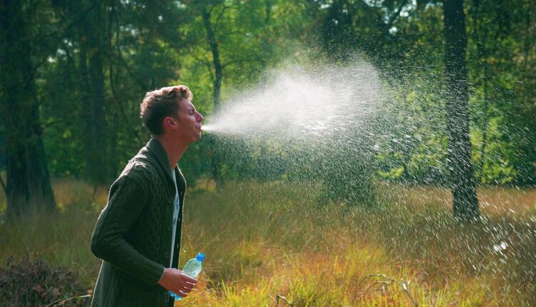 Sonhar cuspindo simboliza liberação e purificação emocional