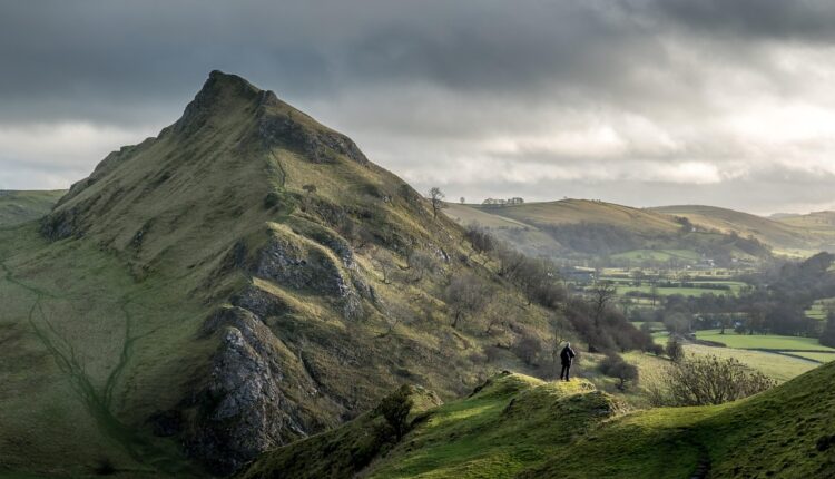 Sonhar subindo morro com dificuldade indica desafios e persistência